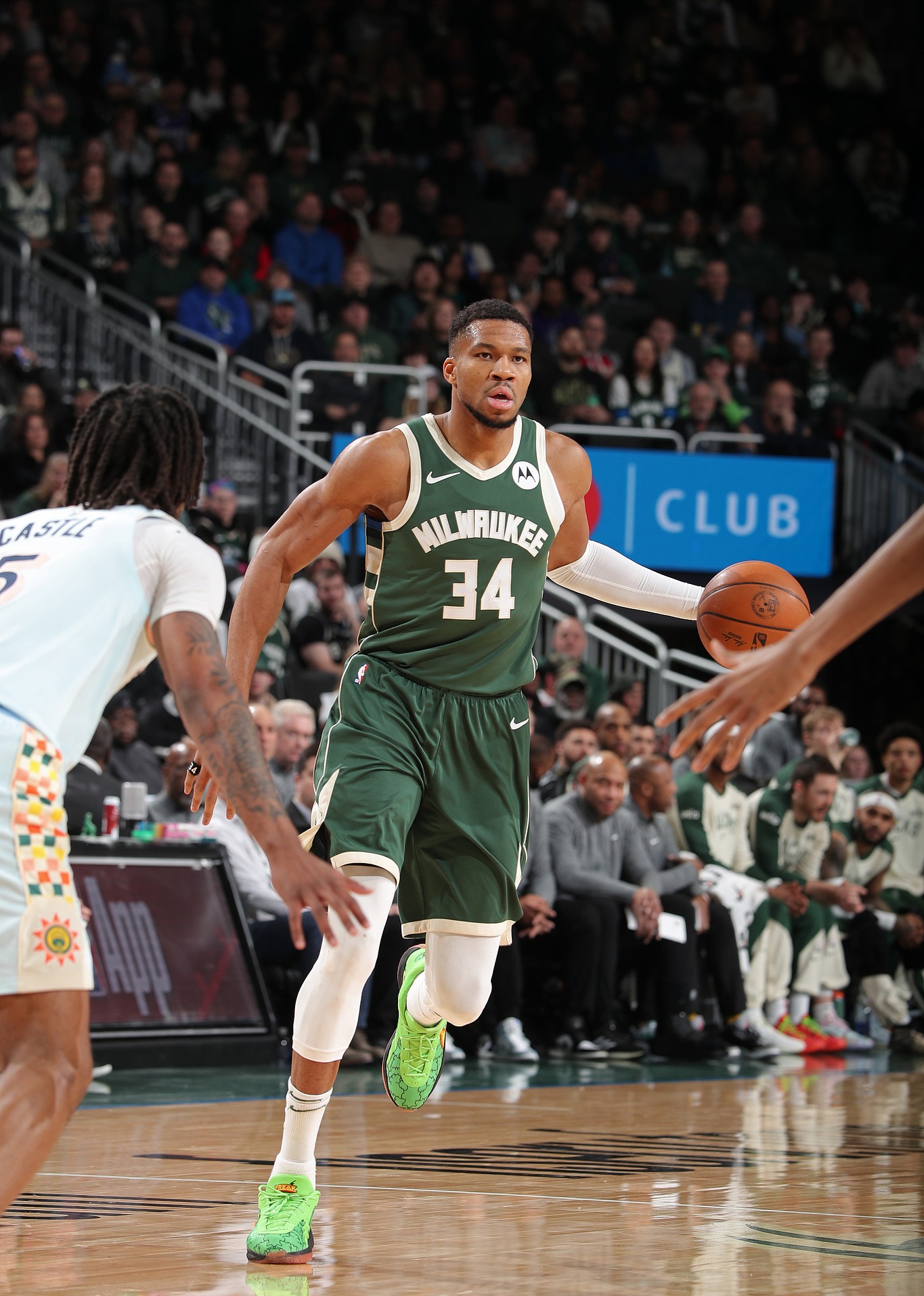 NBA常规赛倒计时，密尔沃基雄鹿冲刺阶段门线救险，细节引发关注，压力陡增，阵容厚度经受考验的简单介绍